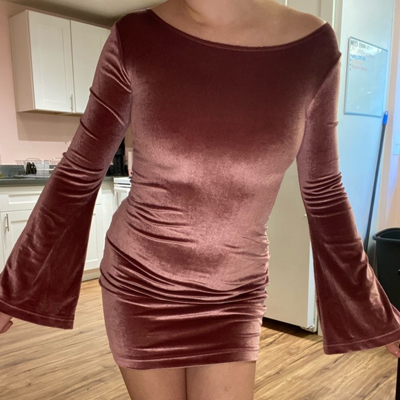 Pink/ Rose colored Velvet dress from Urban Outfitters flare sleeves boat neck - Picture 5 of 6